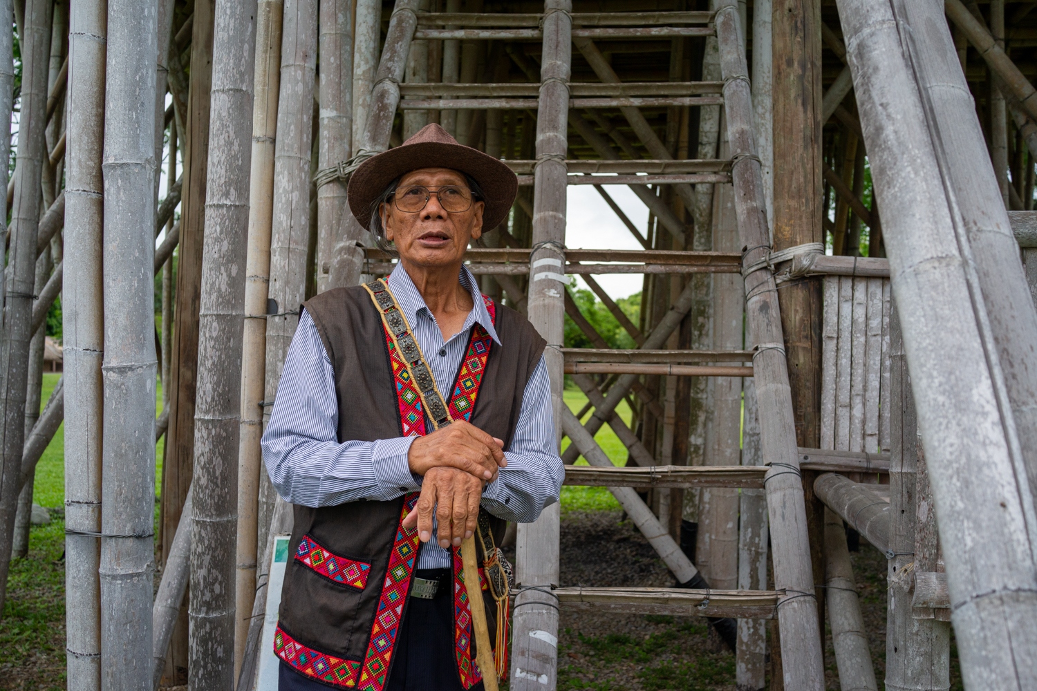 Ahung Masikad devant une maison des adolescents Puyuma qu’il a construite (photo : Sasa)