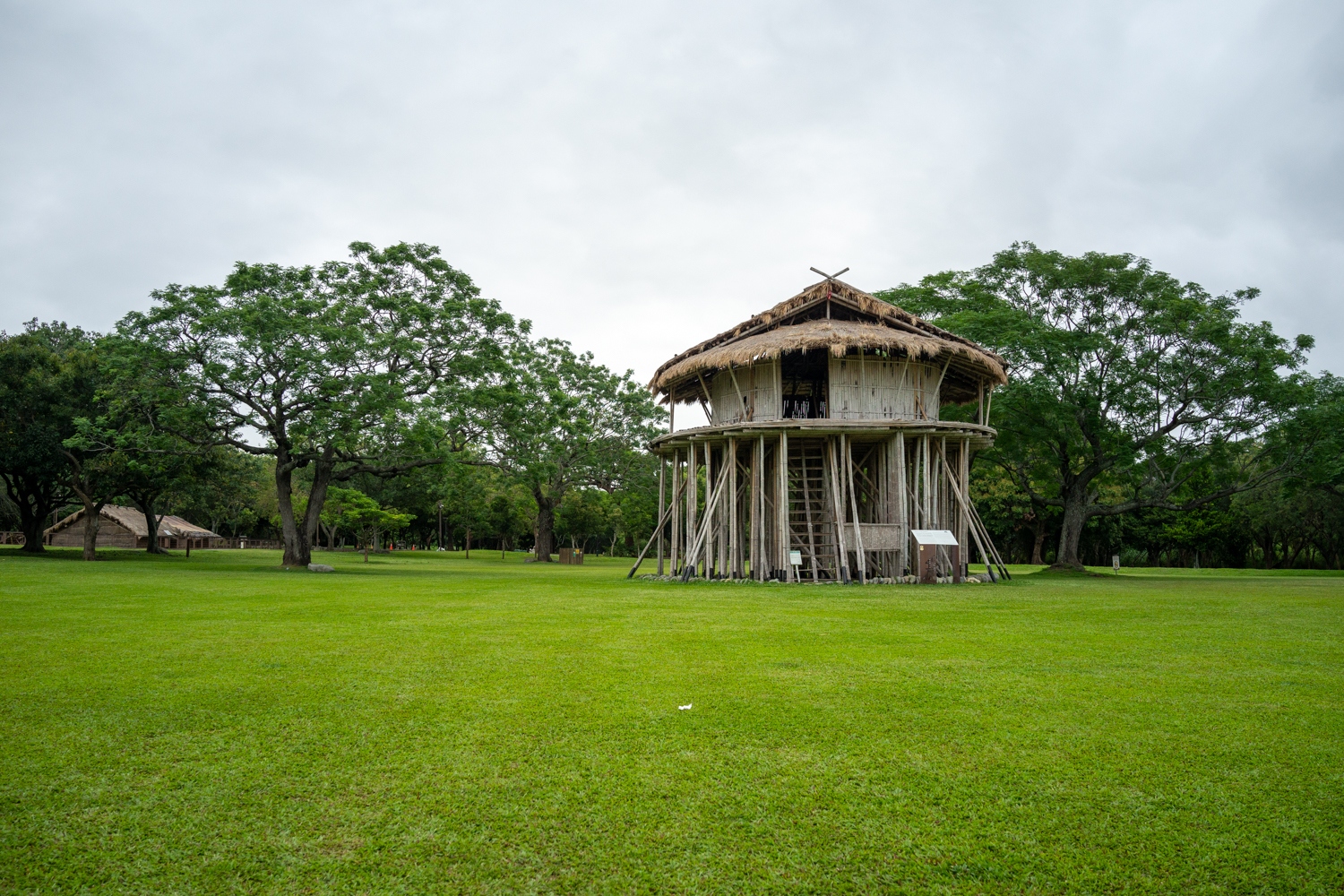 Ahung Masikad est connu pour ses constructions de maisons des adolescents Puyuma, en bambou et très hautes sur pilotis, comme on peut le voir ici dans le jardin du Musée de la Préhistoire à Taitung (photo : Sasa)