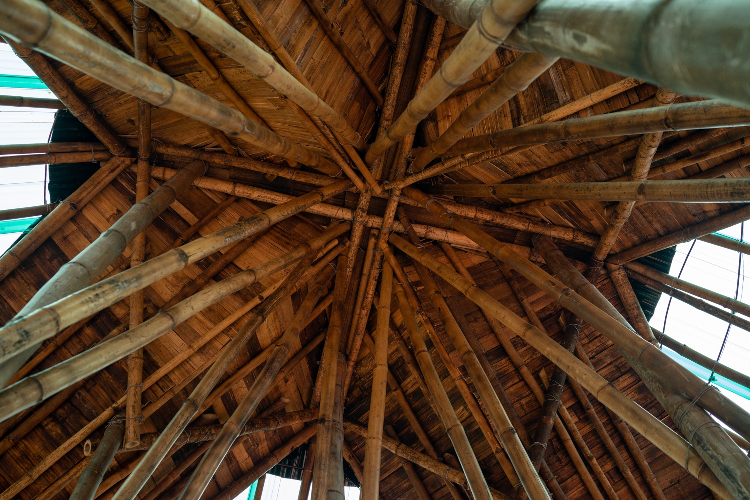 Le toit vu du dessous, une belle prouesse d’Ahung Masikad ! (photo : Sasa)