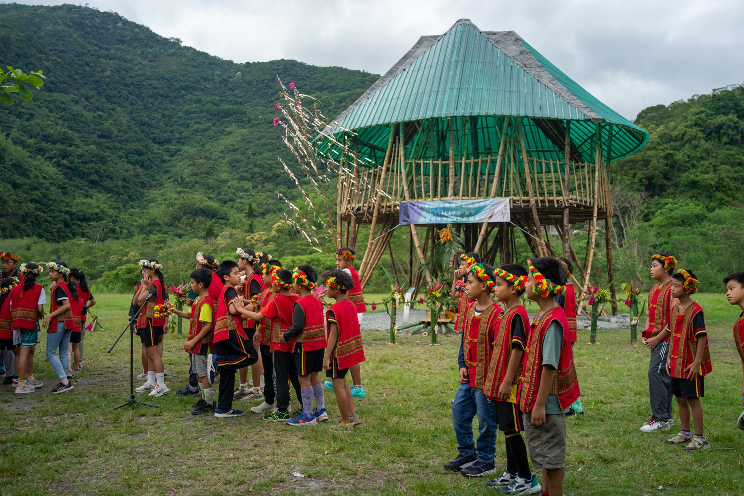 Des enfants d’une école locale sont venus chanter lors de l’inauguration (photo : Sasa)