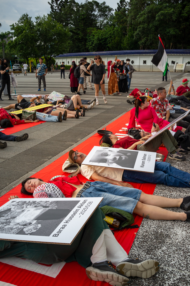 Les manifestants se sont couchés au sol en mémoire des nombreuses victimes à Gaza, notamment les enfants, et ont fait une minute de silence (photo : Sasa / RTI)