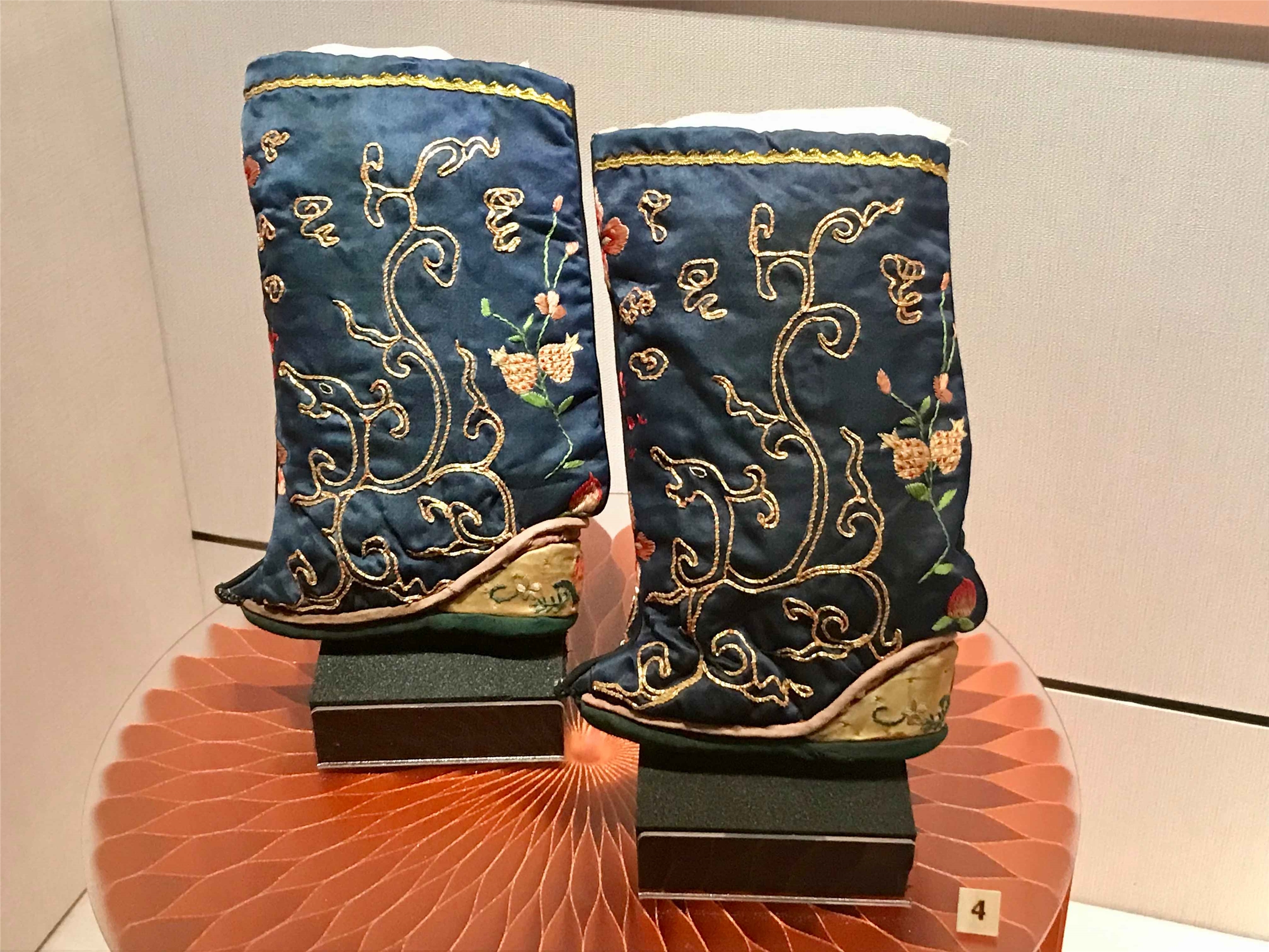L'exposition consacrée à la pratique des pieds bandés au Musée de Beitou peut se visiter jusqu'au 16 novembre 2025 (Image : RTI / avec l'aimable autorisation du Musée de Beitou)
