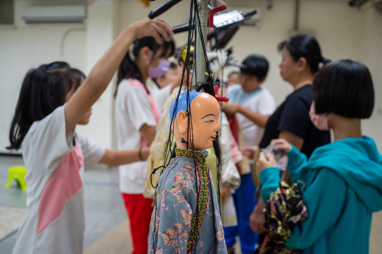 Cours de marionnettes à fils par M. Hsueh Ying-yuan et sa femme dans un club de l'école Xingda à Kaohsiung (photo : Sasa)