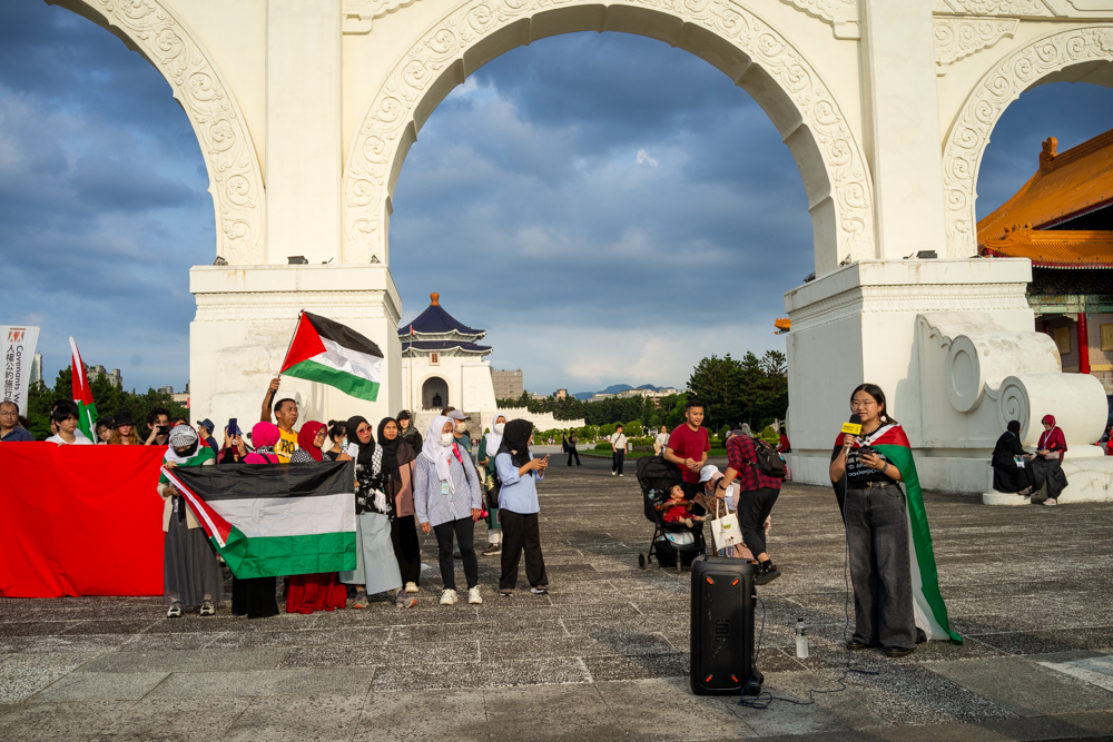 Aurora Chang, militante de l'Alliance taïwanaise pour une Palestine libre, prononce un discours lors de la manifestation du 22 juin 2025 (photo : Sasa / RTI)