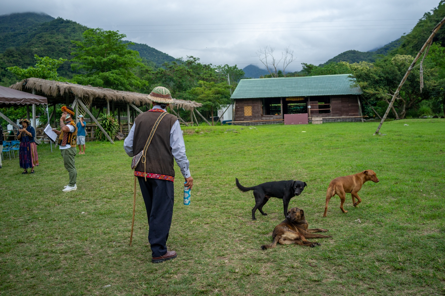 Cette oeuvre est située dans le village de l’ethnie Rukai Taromak, dont on voit au fond la maison des adolescents (photo : Sasa)