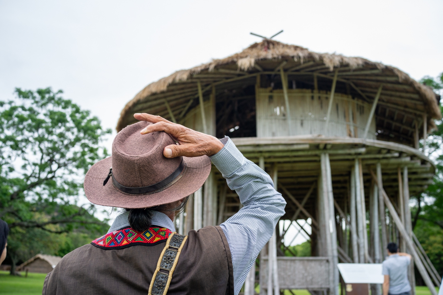 Ahung Masikad devant une maison des adolescents Puyuma qu’il a construite (photo : Sasa)
