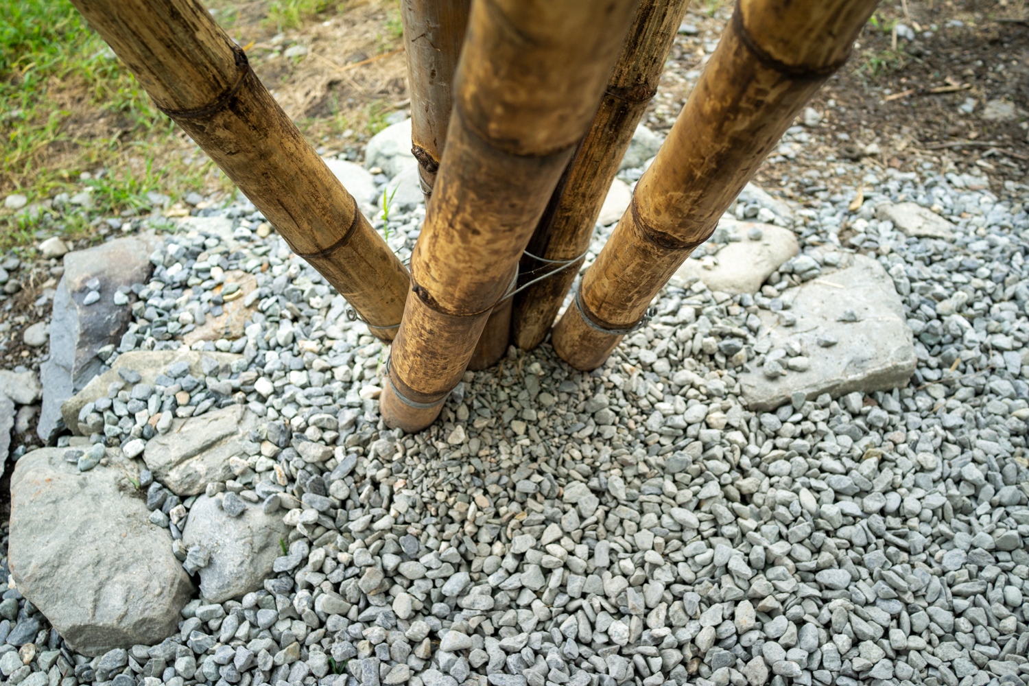 La technique des Puyuma est d’enterrer une partie des colonnes en bambou dans le sol. Au bout d’un certain temps, elles pourrissent, mais il va de soi qu’il faut les changer et que cela fournit une occasion de transmettre les connaissances (photo : Sasa)