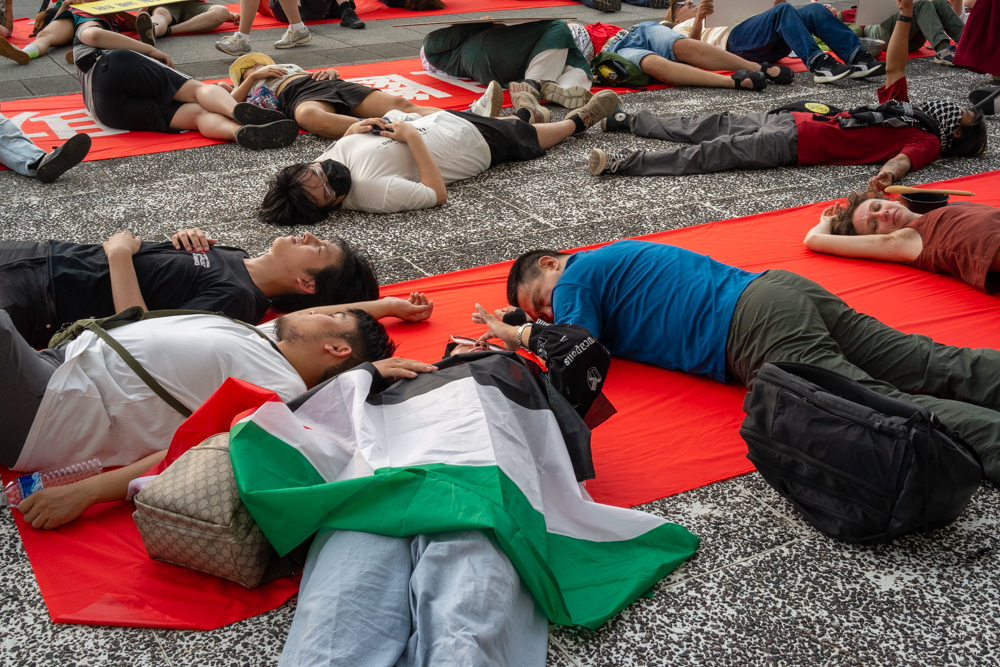 Les manifestants se sont couchés au sol en mémoire des nombreuses victimes à Gaza, notamment les enfants, et ont fait une minute de silence (photo : Sasa / RTI)
