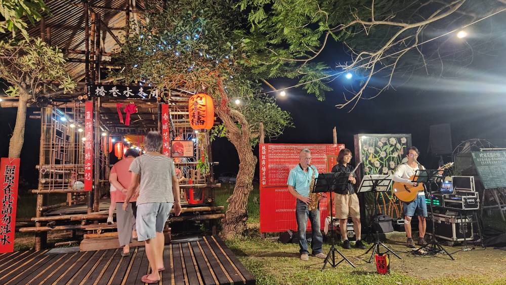 Une bonne ambiance à XIngang lors de l'inauguration du pont en bambou construit par Hong Ming-tsan et des volontaires (photo : 地球花園)