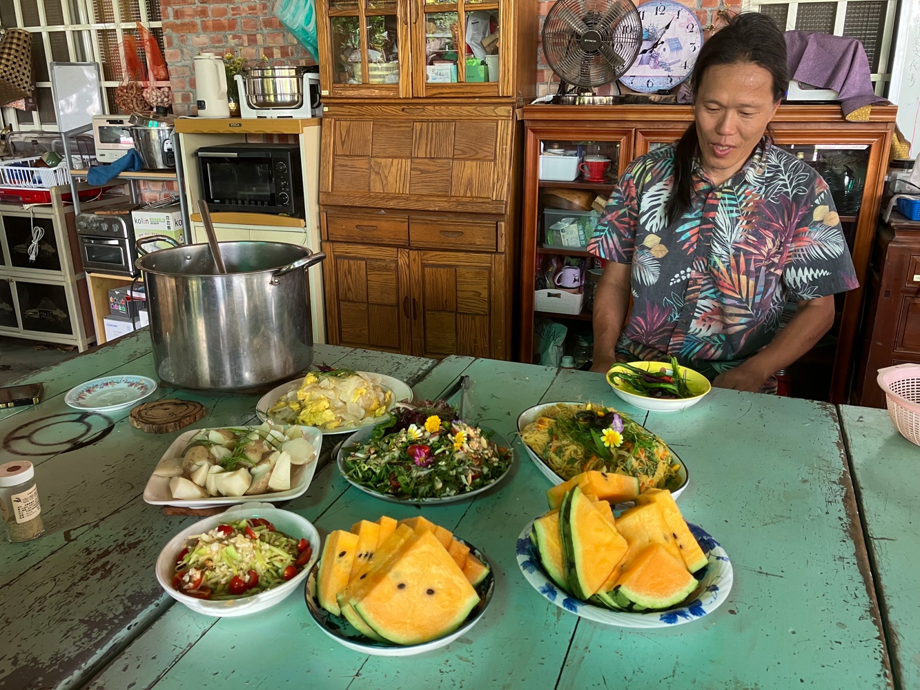Fidel, Hawaiien d'origine taïwanaise, prépare des salades avec les herbes aromatiques qui poussent dans le jardin, et des plats qui sont très appréciés par la communauté Diqiu Huayuan (photo : Sasa)