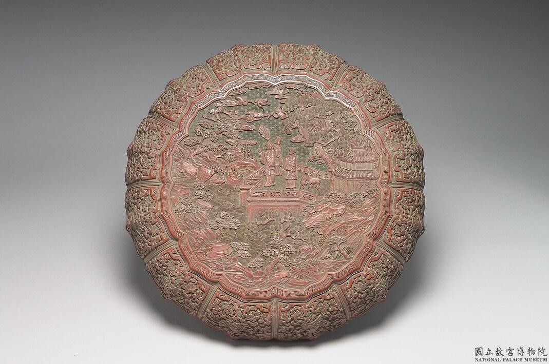 Image 3: Boîte en laque rouge sculptée avec motif de "dame dans un pavillon" (source MNP)