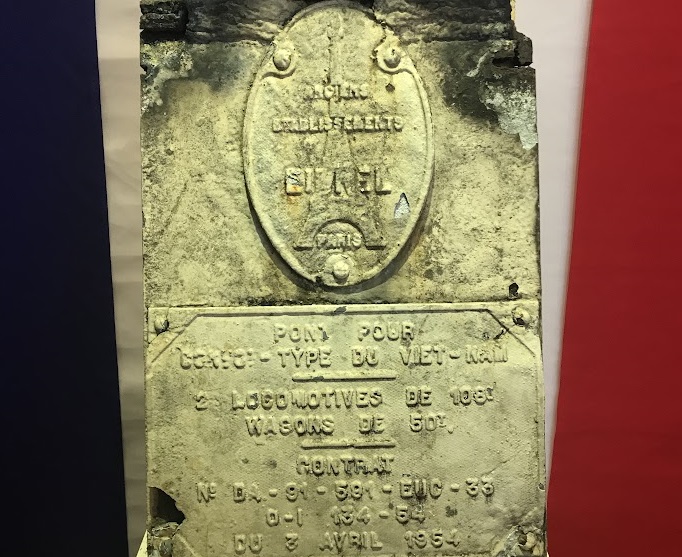 Médaillon "Anciens Établissements Eiffel" récupéré d'un pont Eiffel des gorges de Taroko, exposé au Musée des routes de Taipei