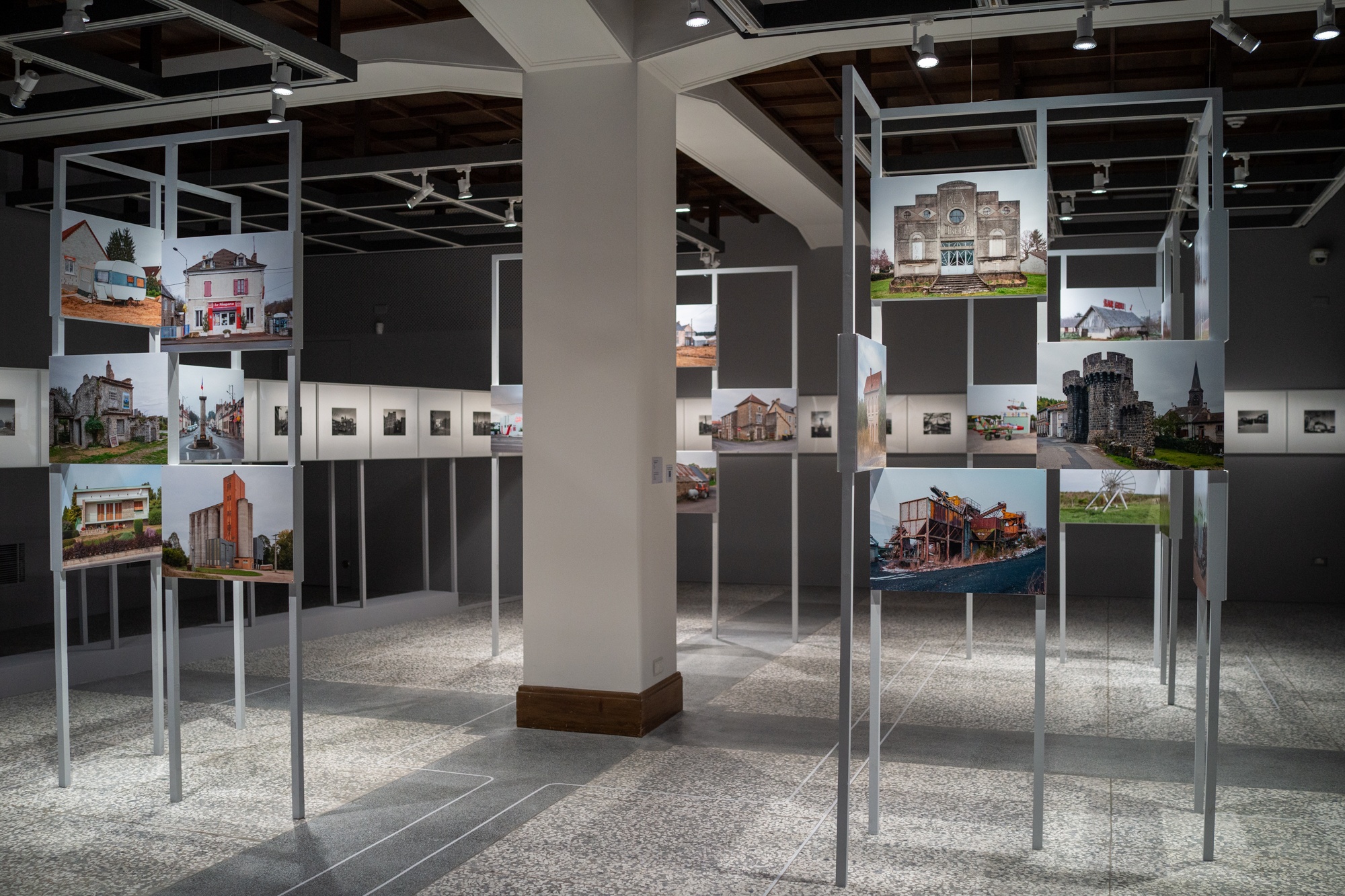 Photos d'Eric Tabuchi et de Nelly Monnier, en regard de celles de Yao Jui-chung dans le cadre de l'exposition Vanités Modernes au NCPI à Taipei (photo : Sasa)