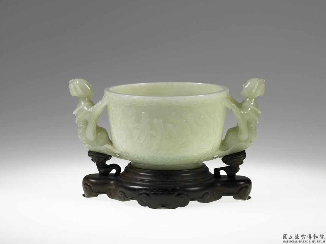 Image 2: Coupe en jade avec anses en forme de figures (source MNP)
