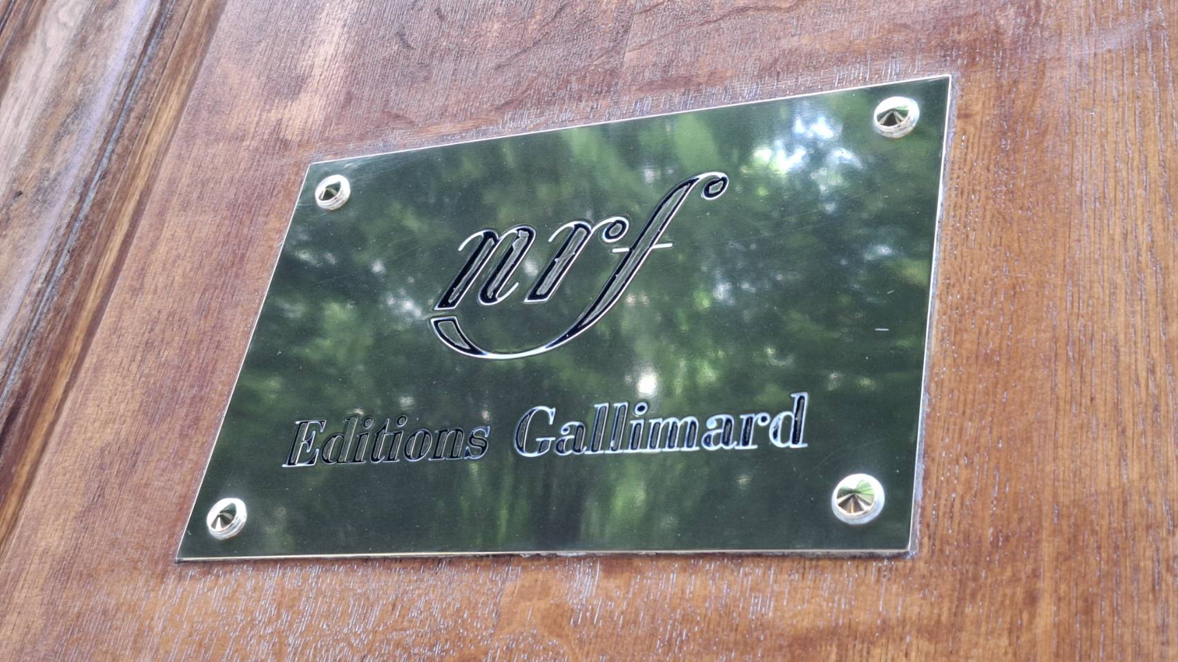 Plaque des éditions Gallimard, visitées lors du fellowship organisé par France Livre (photo : Guillaume Chiang)