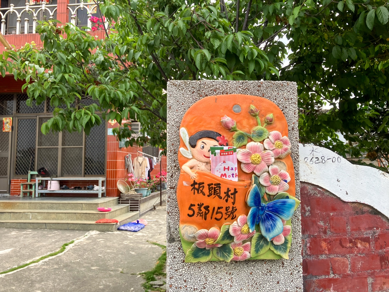 Les habitants ont des boîtes aux lettres en céramique, chacune est unique ! (photo : Sasa)