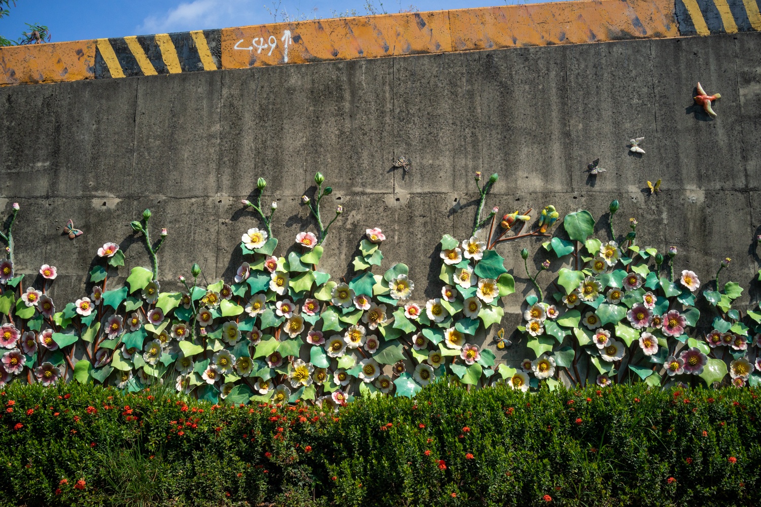 A XIngang, la cérémique est sortie du musée de Bantaoyao pour s'exposer sur les murs ! (photos : Sasa)