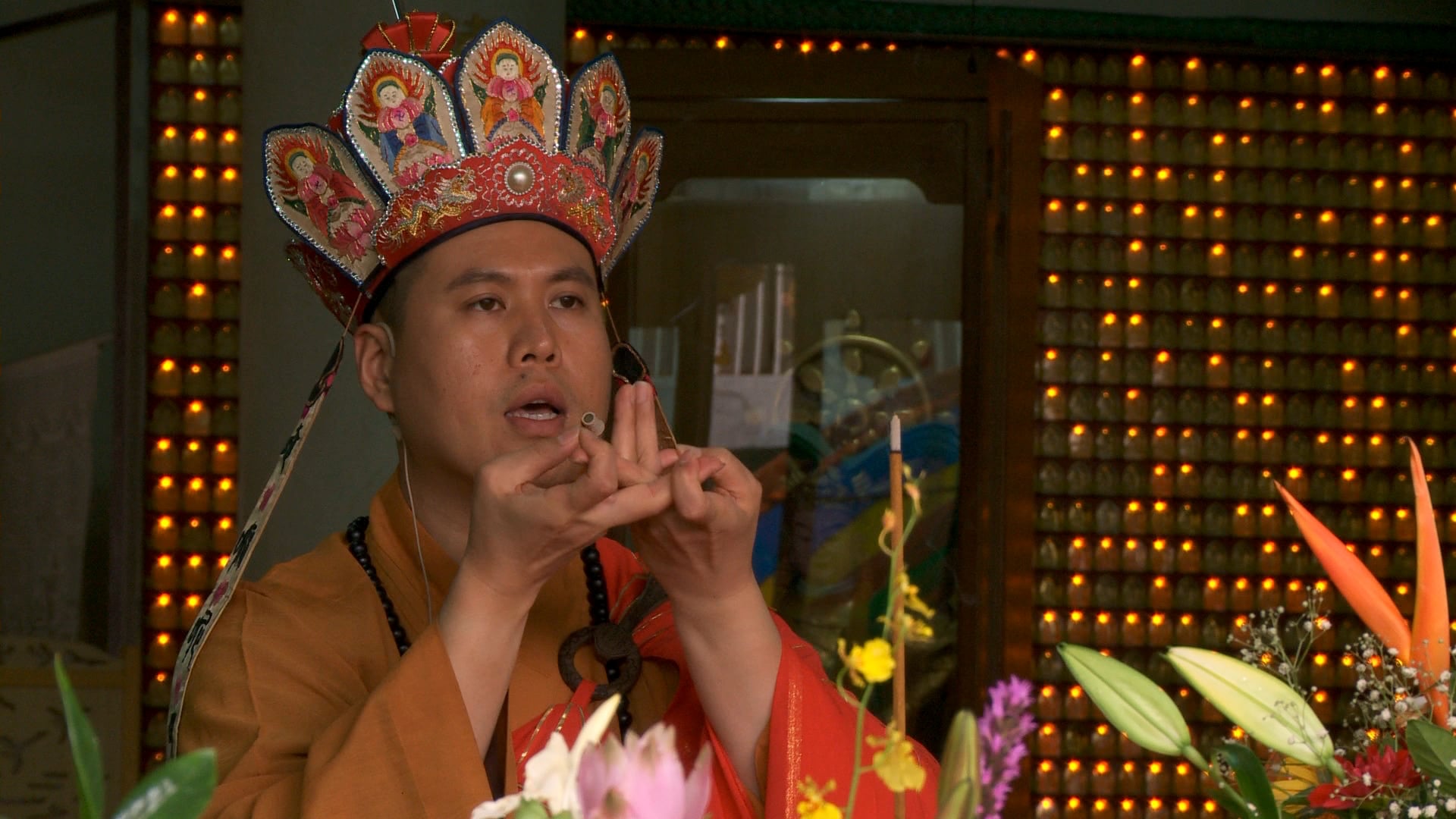 Un rituel bouddhiste lors du mois des fantômes à Huwei (photo du documentaire Les Vacances des Fantômes de Jean-Robert Thomann) 