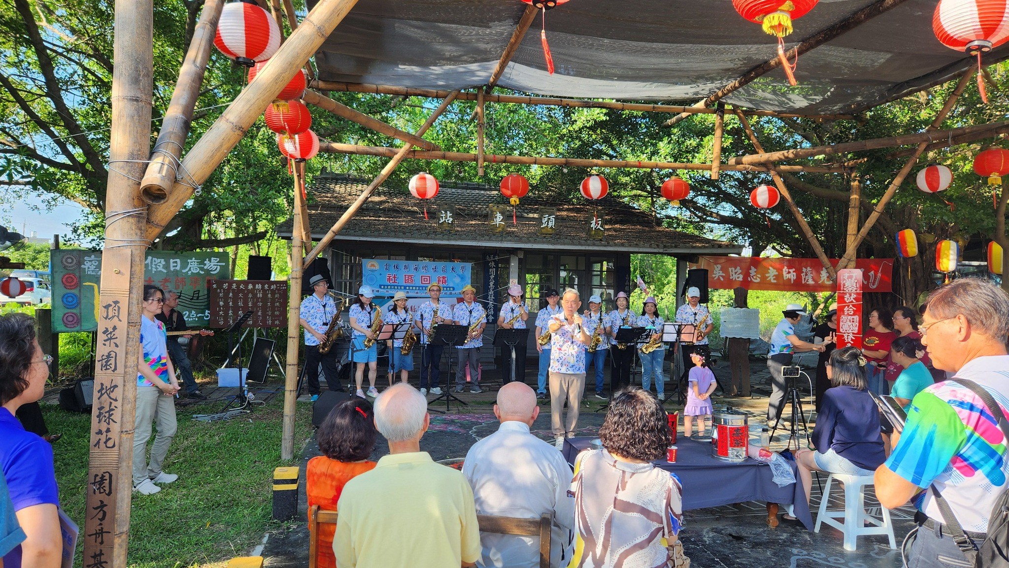 Jour de fête devant la gare de Banthou. Il y a une vingtaine d'années, le village périclitait, aujourd'hui, il revit ! (photo : Sasa)