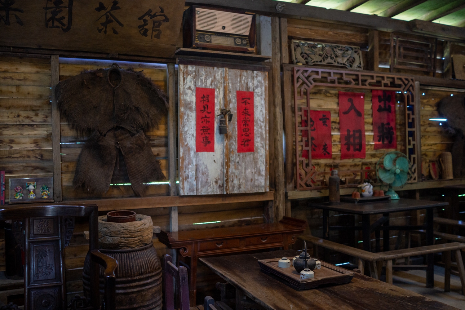 Salon de thé à l'ancienne et imperméable fabriqué avec des végétaux, Musée de la campagne de Ding Tsai Yuan à Chiayi (photo : Sasa)