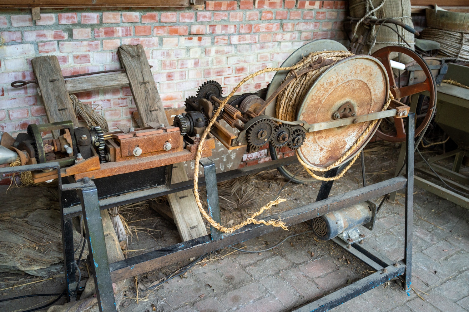 Une machine pour fabriquer des cordes à partir de paille (photo : Sasa)