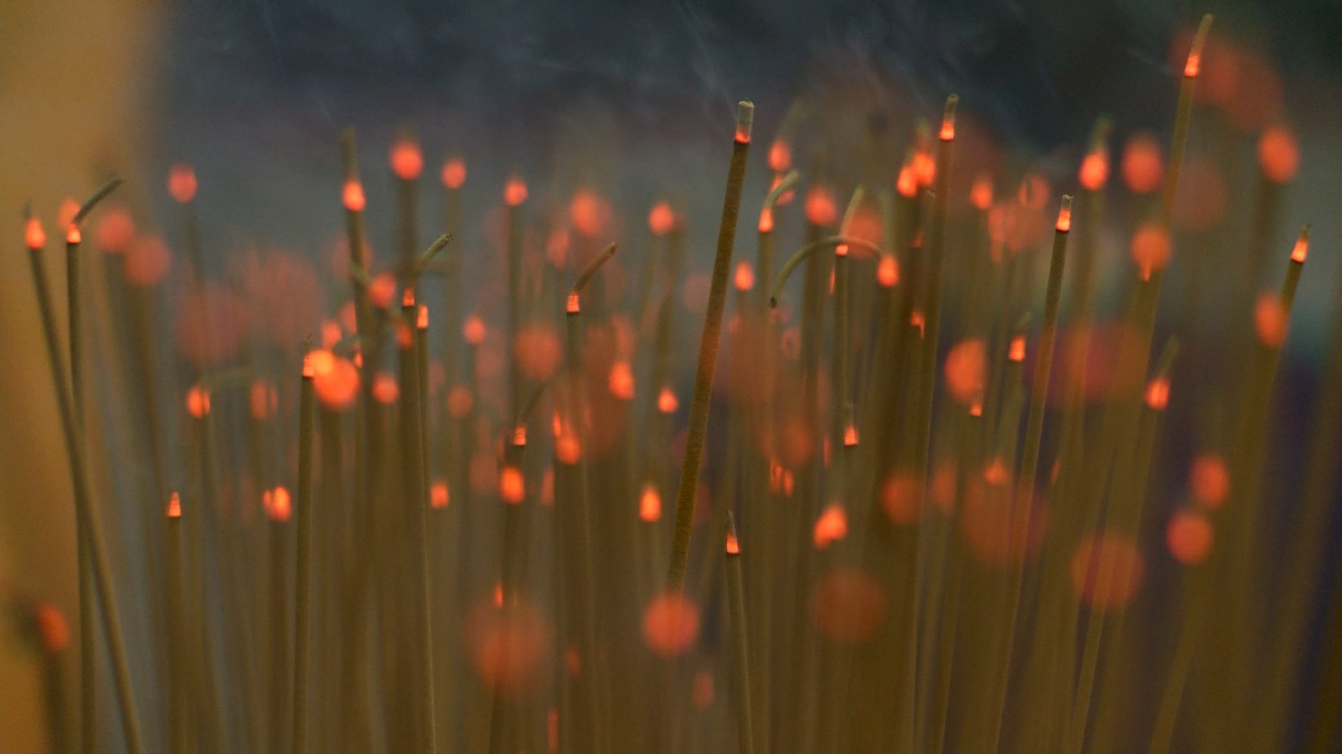 Des bâtonnets d'encens (photo du documentaire de Jean-Robert Thomann, Les Vacances des Fantômes, tourné en 2013 à Huwei)