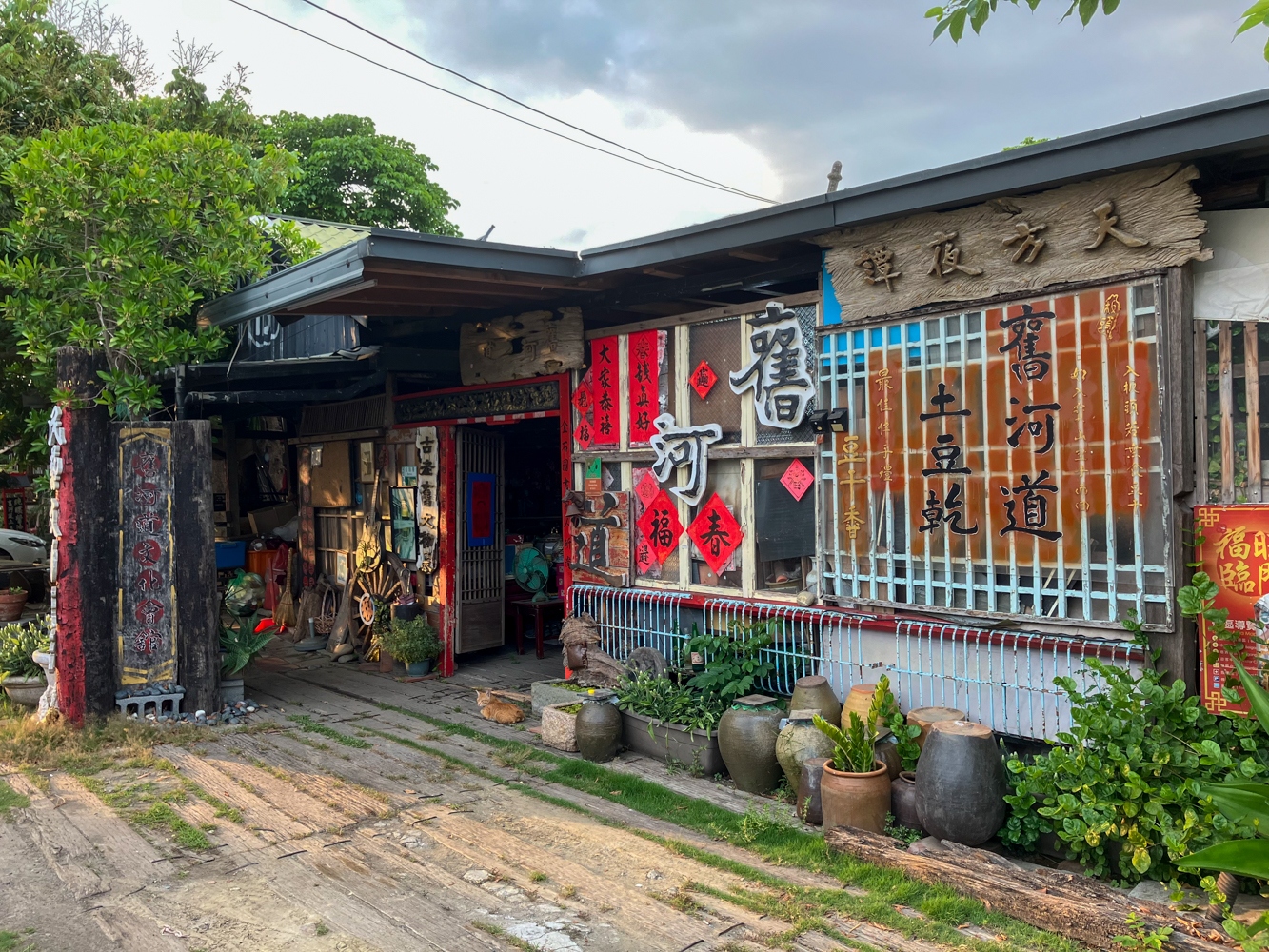 Un petit magasin près de la gare de Banthou (photo : Sasa)