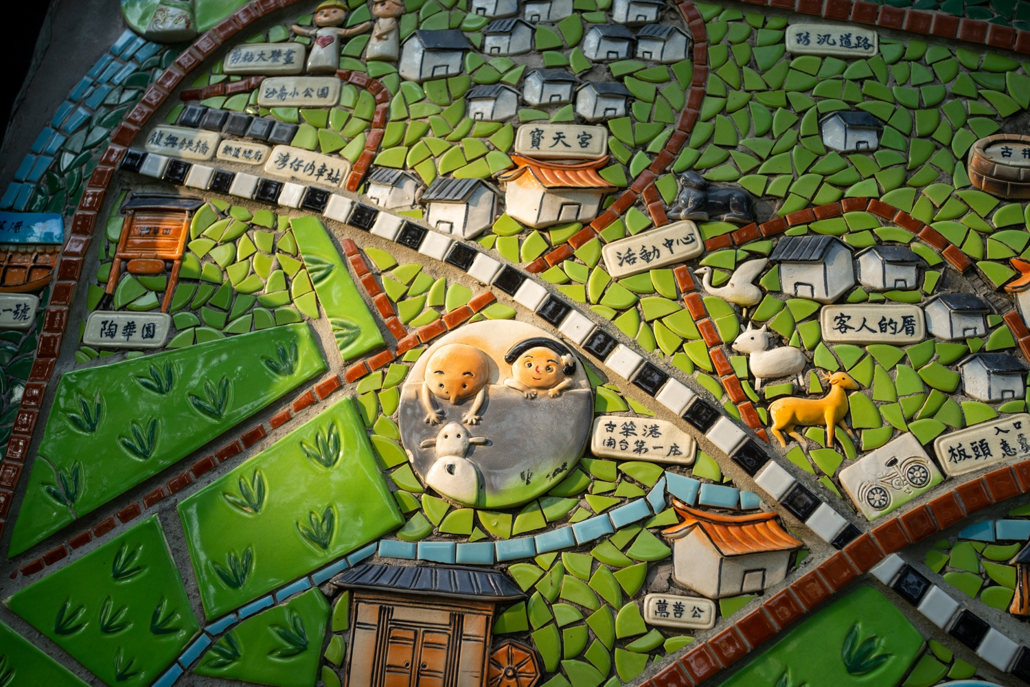 Même le plan du village est en céramique ! (photo : Sasa)