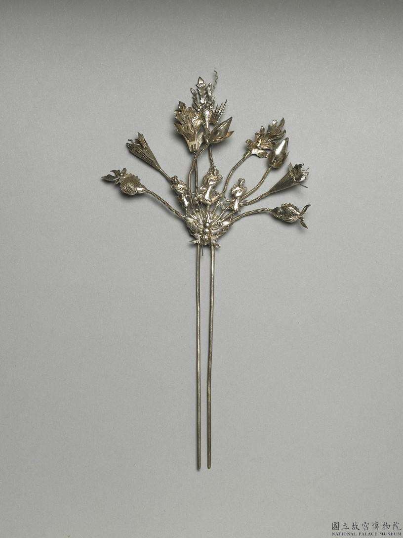 Image 4: Épingle à cheveux en alliage d'argent et de cuivre décorée de fées et de fleurs (source MNP)