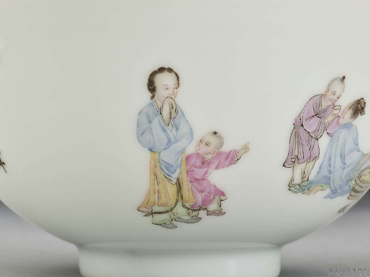 Image 3-3: Bol à thé avec motif "Yao Min Ji Rang, Les gens ordinaires dans une journée ordinaire" en émaux peints de falangcai (source MNP)