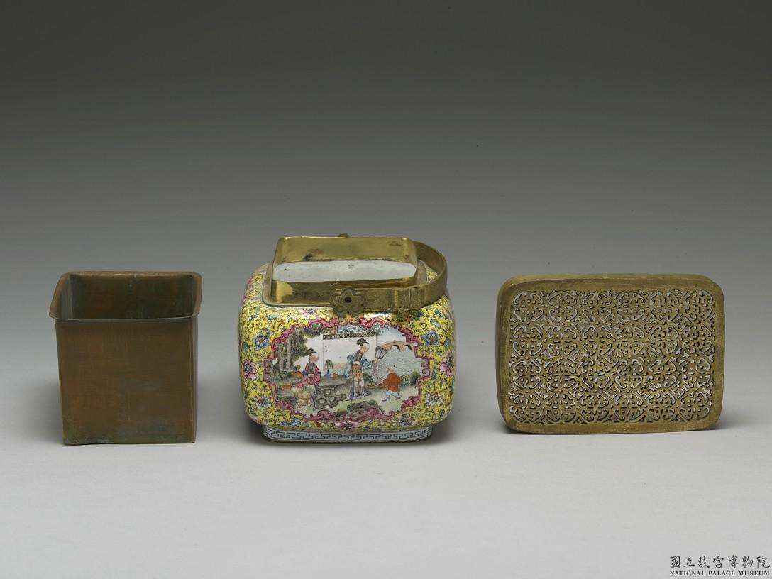 Image 2-3: Chauffe-mains en cuivre avec figures en émail peint (source MNP)