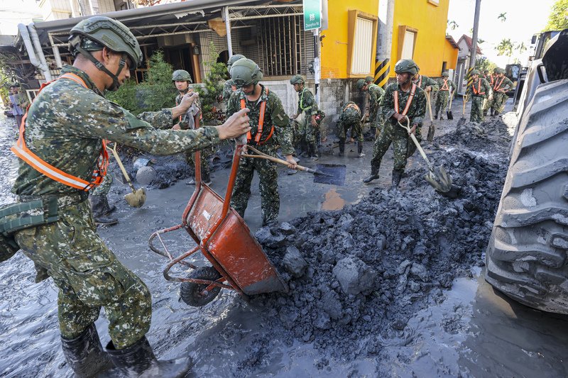 Des militaires arrivent sur place pour aider à dégager les lieux sinistrés (Photo CNA)