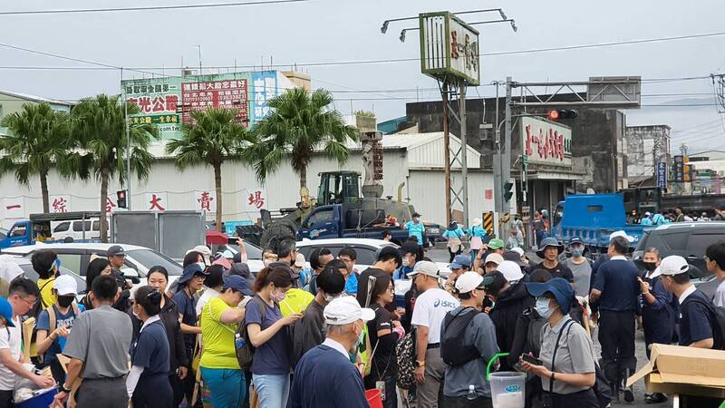 Des bénévoles arrivent en masse dans l'est pour apporter leur aide, ici la gare de Guangffu (Photo CNA)