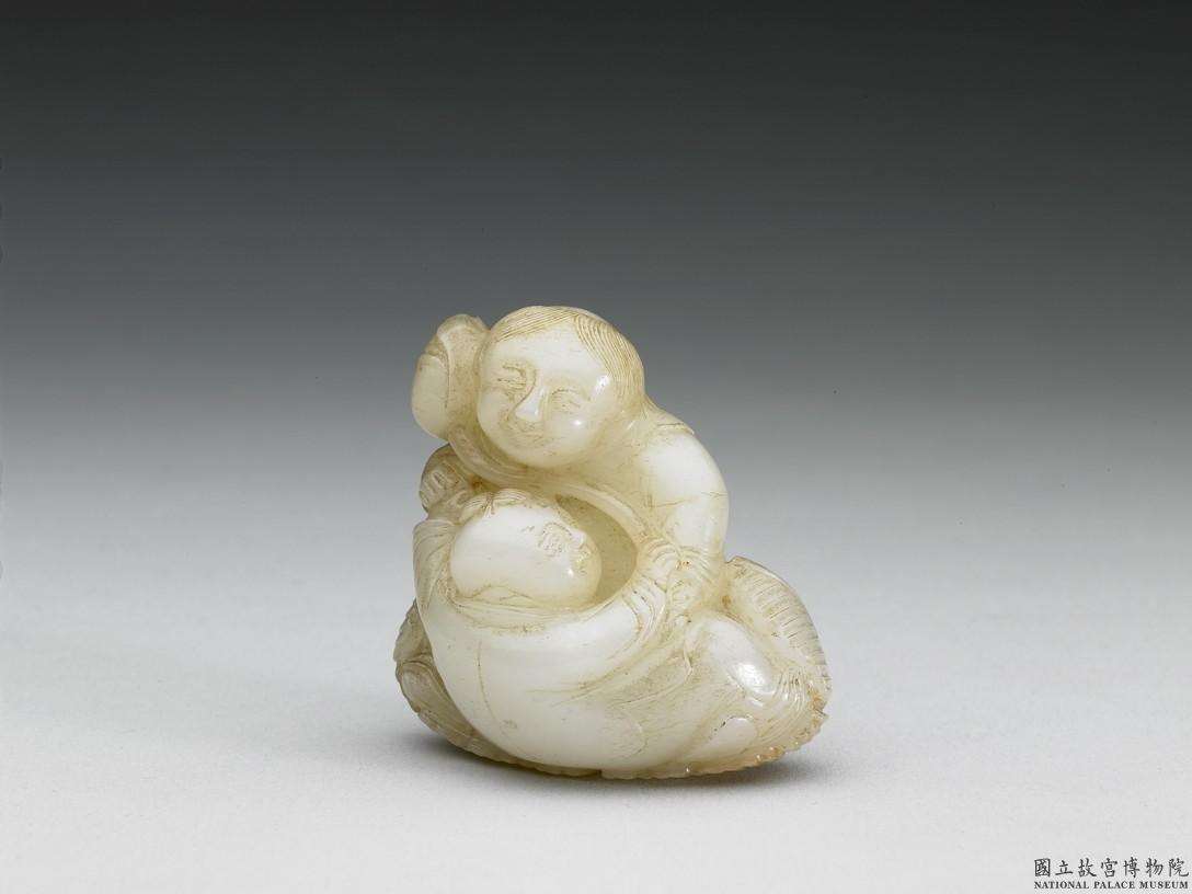 Image 5: Mère et enfant en jade blanc (source MNP)