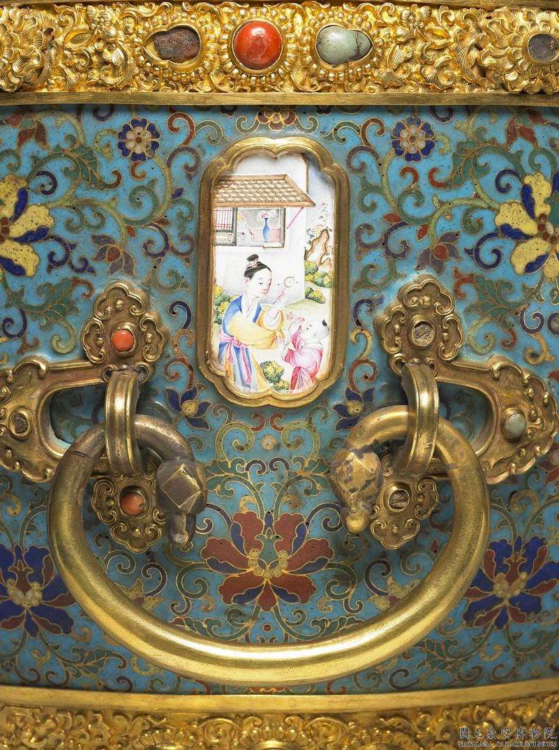 Image 2-3: Pot à thé au beurre en cloisonné doré avec décoration de style occidental (source MNP)