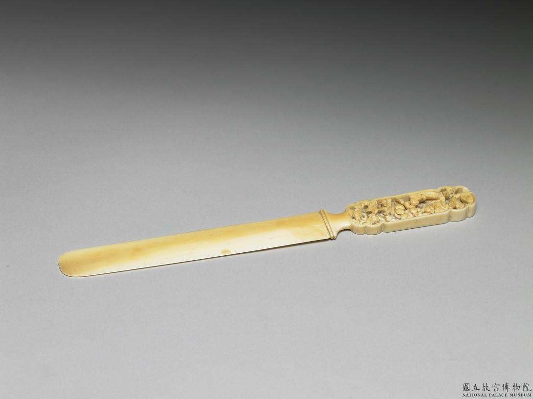 Image 4-1: Tourneur de page en ivoire avec motif répétitif de la croix gammée (source MNP)