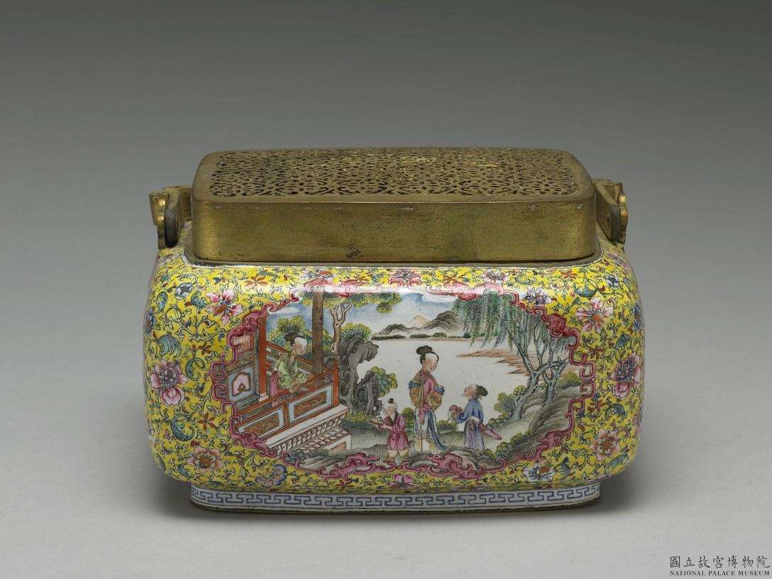 Image 2-1: Chauffe-mains en cuivre avec figures en émail peint (source MNP)