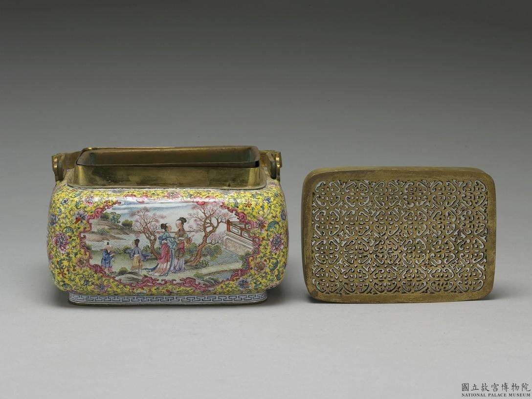 Image 2-2: Chauffe-mains en cuivre avec figures en émail peint (source MNP)