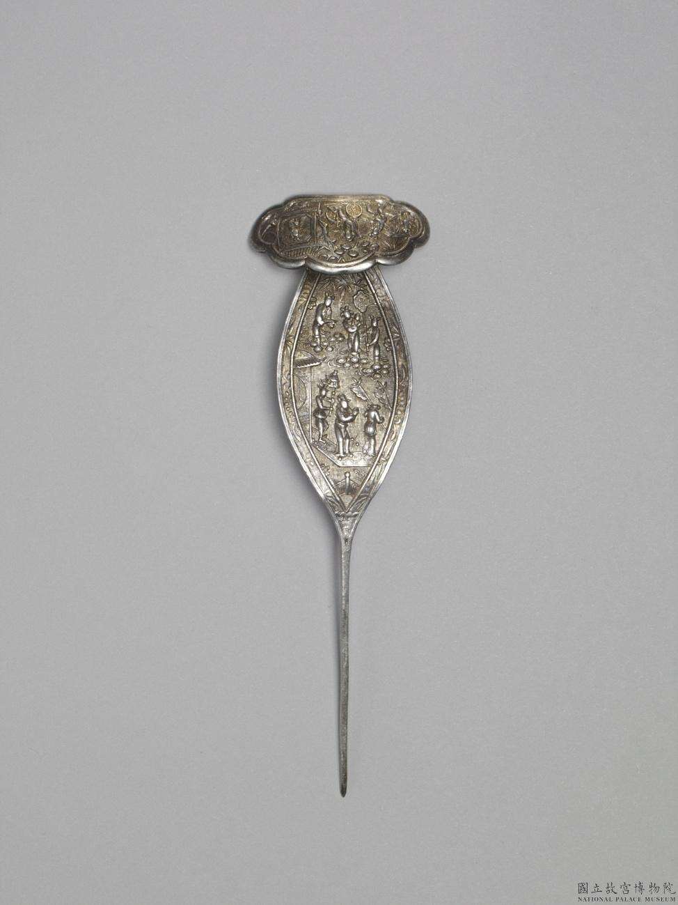 Image 6: Épingle à cheveux en alliage d'argent et de cuivre avec le motif "Les Immortels apportant un enfant" (source MNP)