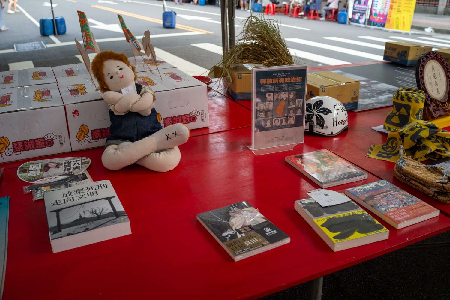 Les ONG ont fait des offrandes notamment sous forme de livres (photo : Sasa / RTI)