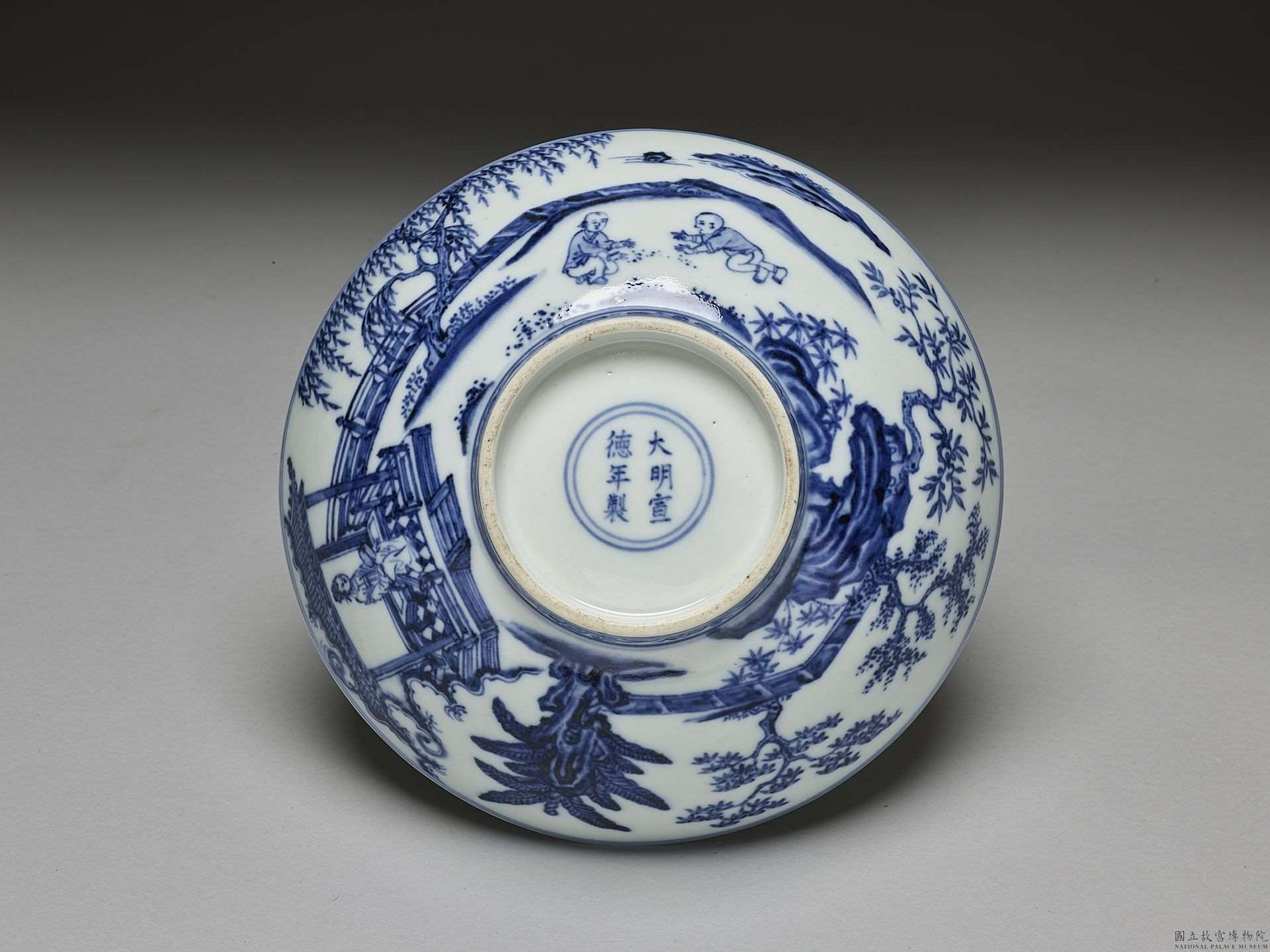 Image 3-3: Bol avec illustration en bleu sous glaçure de dames de cour et d'enfants en train de jouer (source MNP)