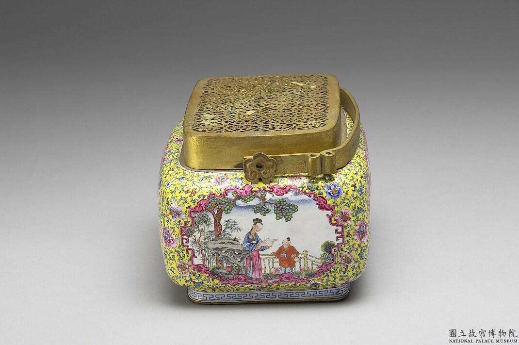 Image 1-4: Chauffe-mains en cuivre avec figures en émail peint (source MNP)