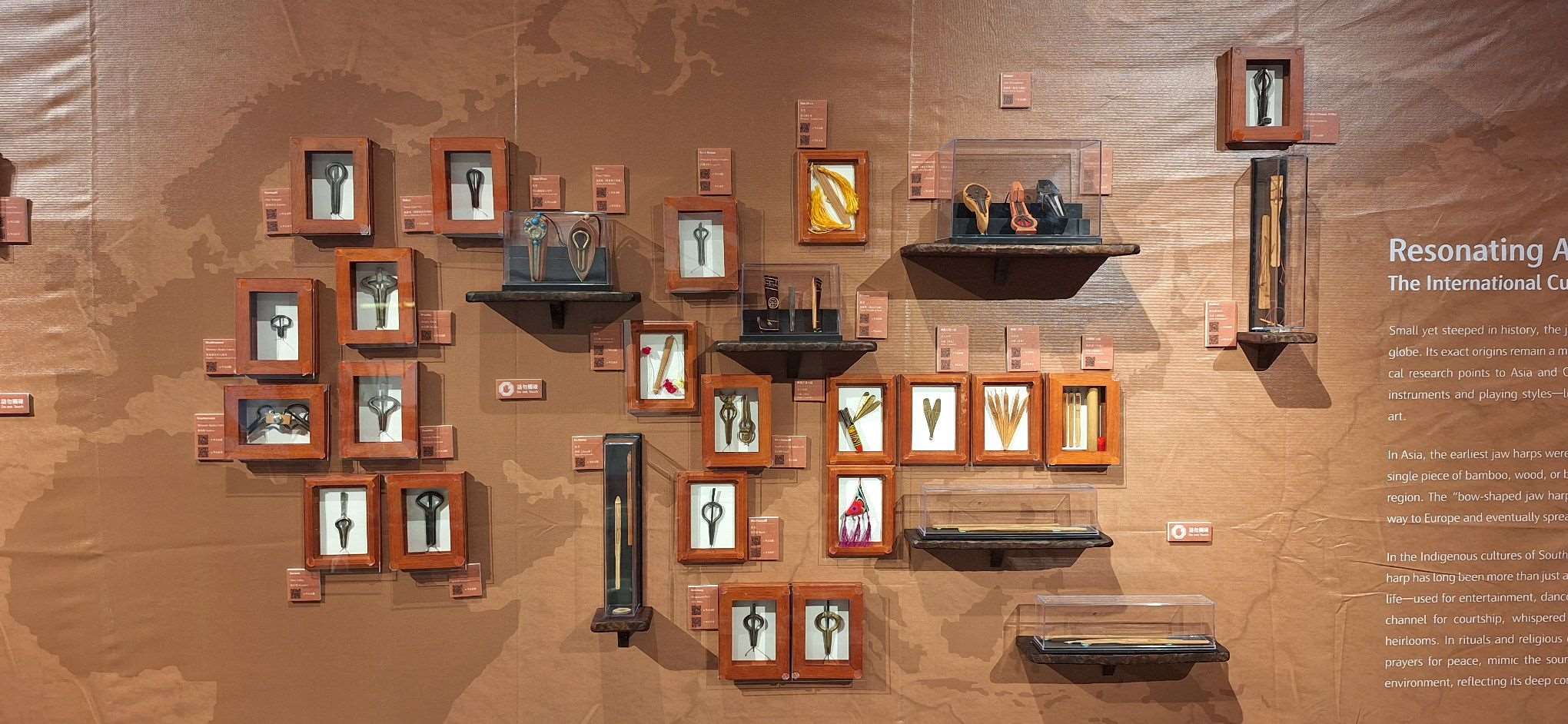 Exposition de guimbardes du monde à Miaoli, avec les guimbardes placées sur une carte murale géante selon leur lieu d'origine(photo Tēnn Khái-Khiam, aimable crédit)