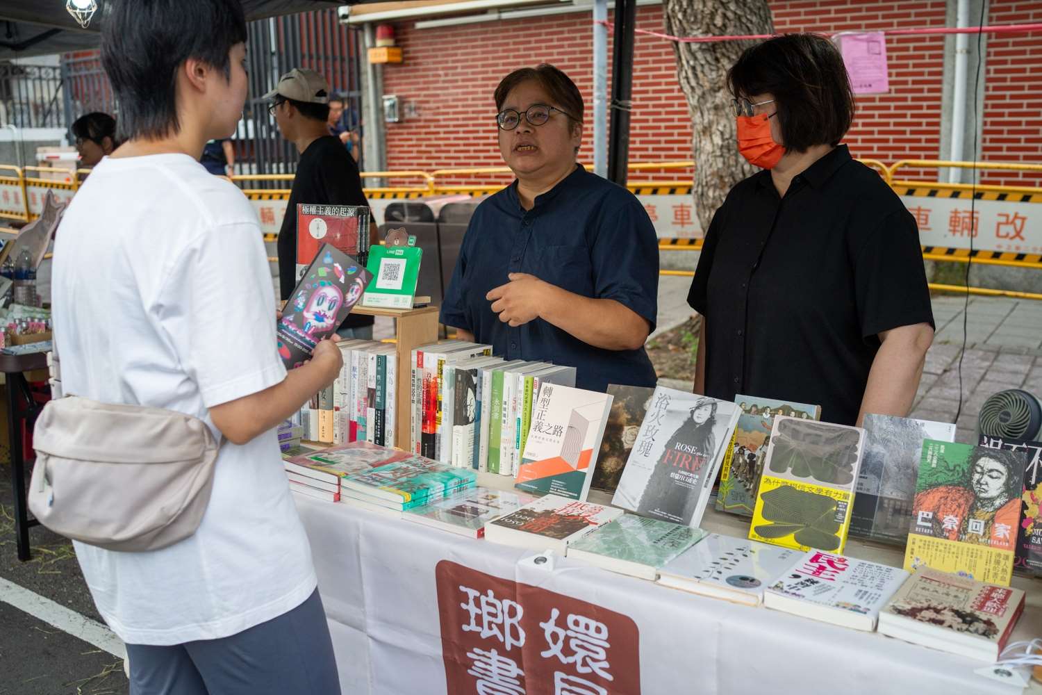 Des maisons d'édition et des librairies ont été invitées à exposer leurs livres lors de l'événement (photo : Sasa / RTI)