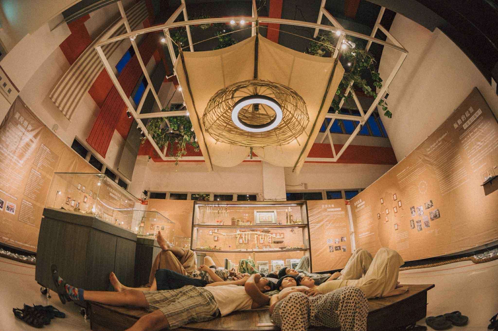 Installation sonore à l'exposition de guimbardes du monde a Miaoli (photo Tēnn Khái-Khiam, aimable crédit)