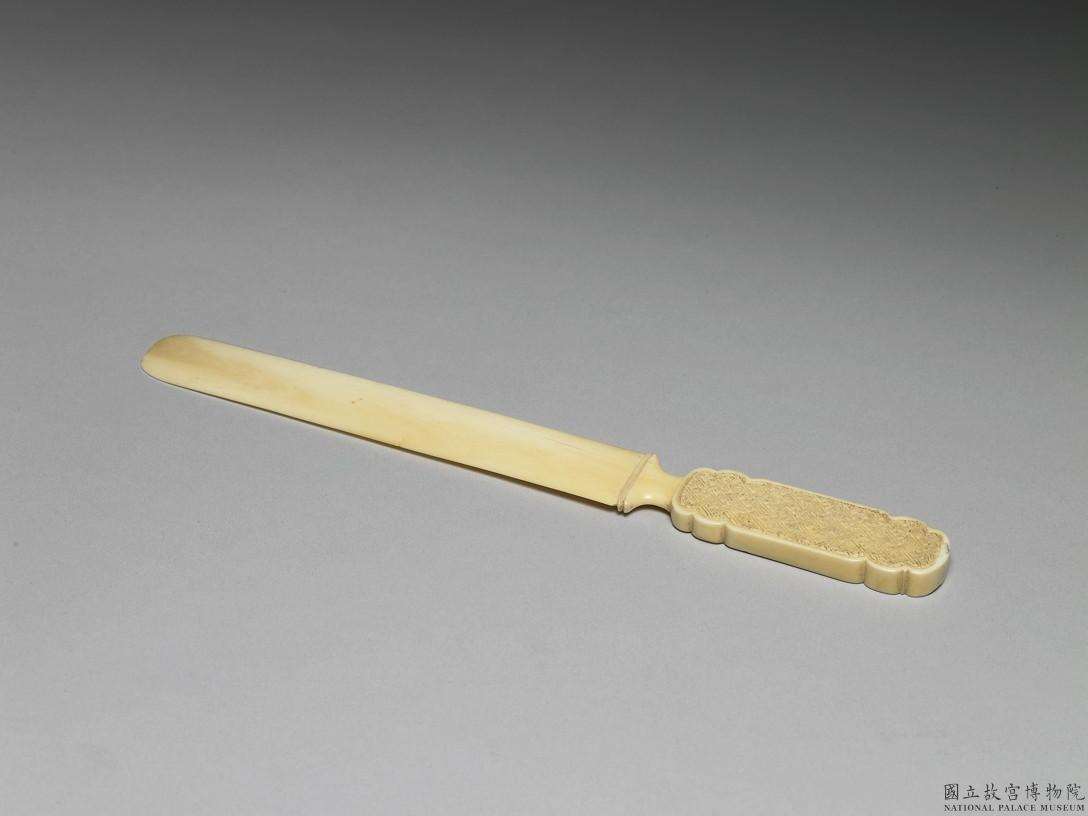 Image 4-2: Tourneur de page en ivoire avec motif répétitif de la croix gammée (source MNP)