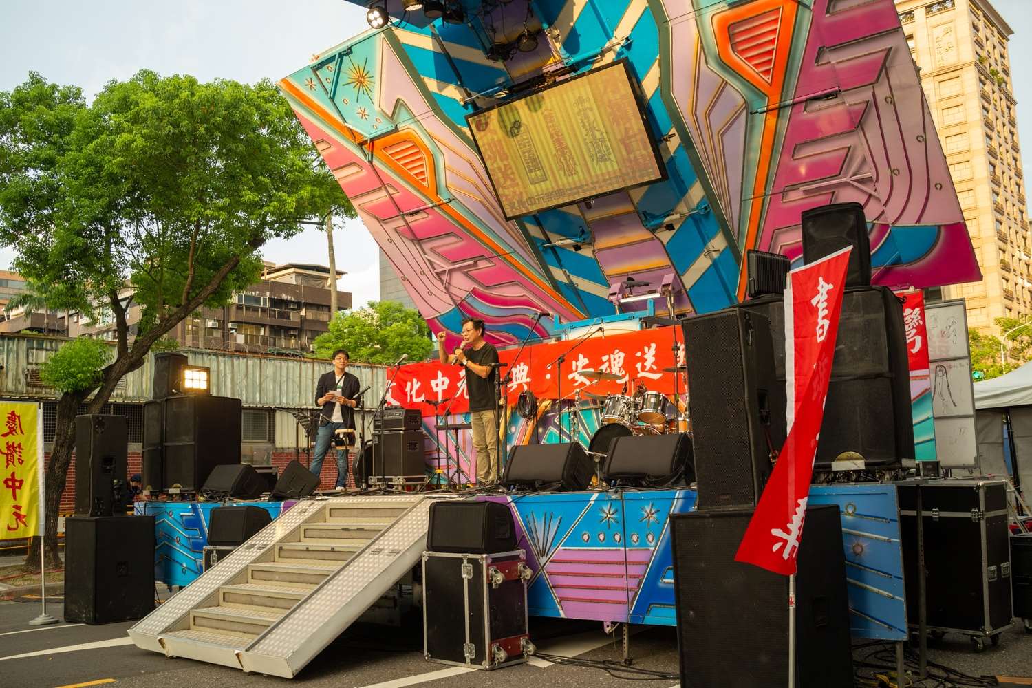 Sur la scène, non pas des danseuses mais des militants qui prononcent des discours pour ne pas oublier l'histoire et réfléchir à comment approfondir la démocratie (photo : Sasa / RTI)