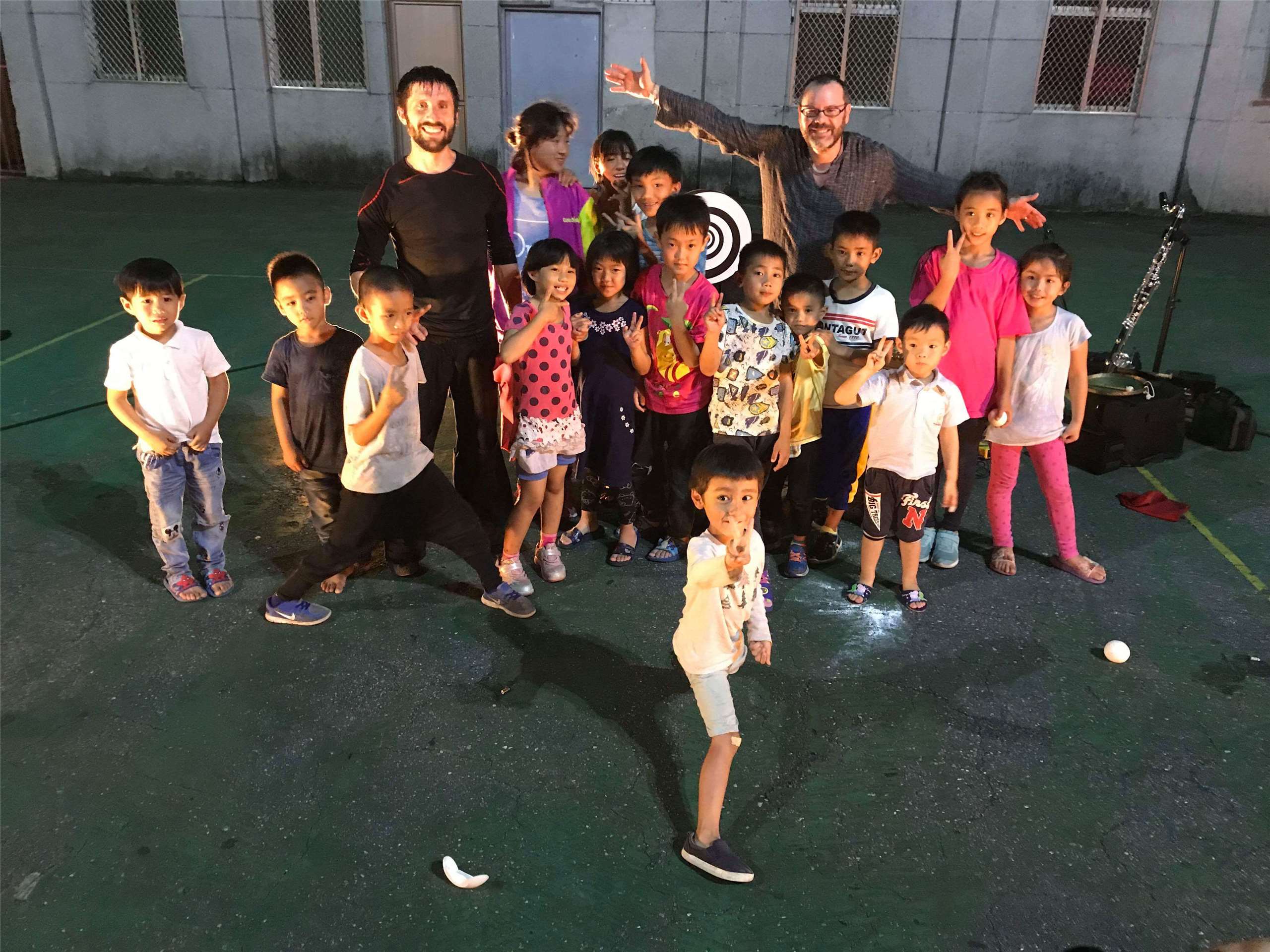 Arnaud Lechat et Valentin Lechat lors de leur tournée Faces Océan dans des villages de la côte est de Taïwan (photo remise par Valentin Lechat) 