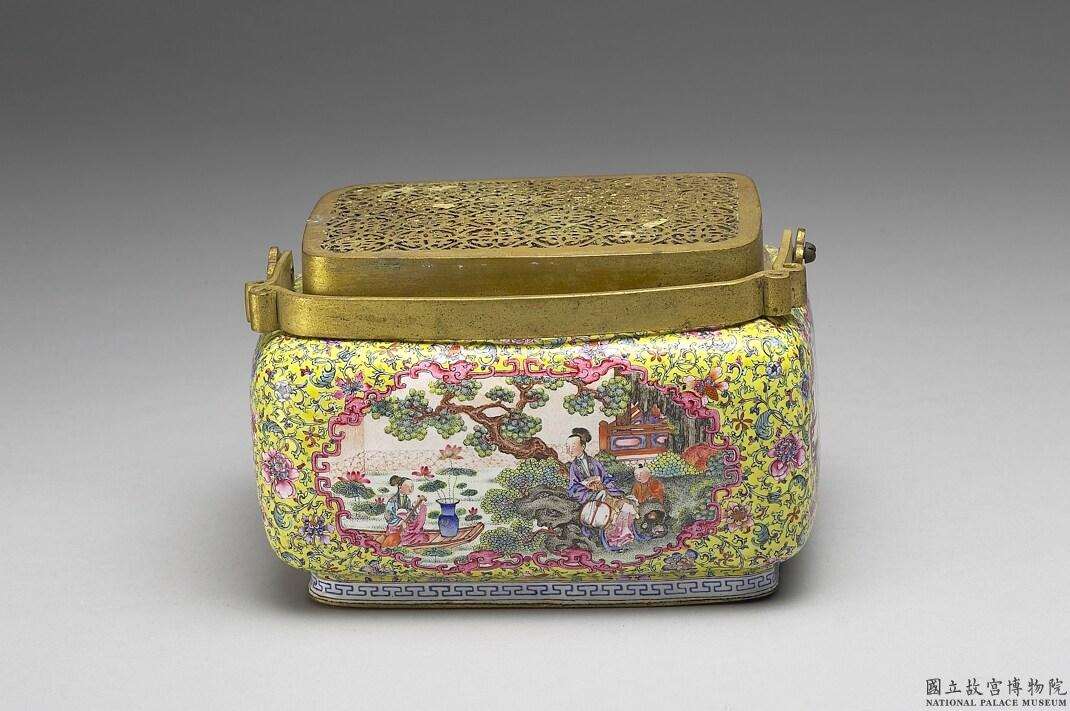 Image 1-3: Chauffe-mains en cuivre avec figures en émail peint (source MNP)