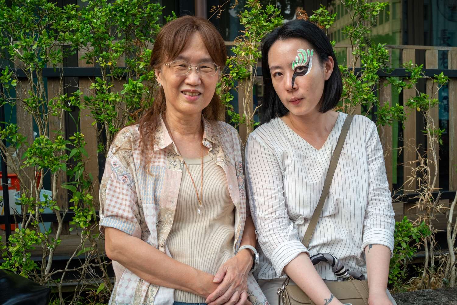 L'historienne Chou Wan-yao (à gauche) et la fondatrice de la librairie-café 左轉有書 (Tò-uat Books) Chang Hui-ju (à droite) (photo : Sasa/RTI)